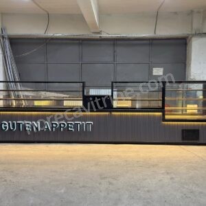 Gebak, zoetigheid, baklava en croissant vitrine