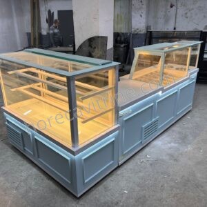 Gebak, zoetigheid, croissant, chocolade en wafel vitrine