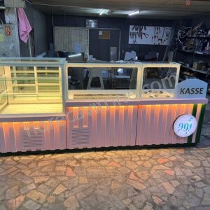 Gebak, zoetigheid, salade, ontbijt en chocolade vitrine