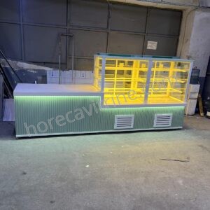 Gebak, zoetigheid en croissant vitrine