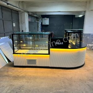 Gebak, zoetigheid en croissant vitrine
