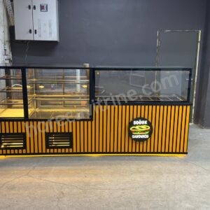 Gebak, zoetigheid en salade vitrine